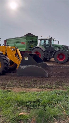 Unglaublich effizient! 😳 JCB 541-70 lädt & Fendt 939 streut Kompost #farming #agrikultur #agrar
