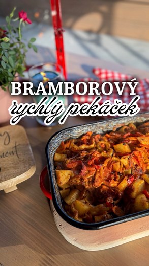 Jednoduché obědy nebo večeře z jednoho pekáče jsou u nás oblíbené! 😍 Rychlý bramborový pekáček s kuřecím masem a zeleninou. 🍗 600 g kuřecích prsou 🥔 4 středně velké brambory 🥕 2 mrkve 🫑 1 zelená a 1 červená paprika 🧅 1 cibule 🧄 2 stroužky česneku 🧈 60ml přepuštěného másla 🍶 60ml hovězího vývaru ( MY používáme od @specio.cz ) 🍅 1 lžíce rajčatového protlaku 🌶️ 1 lžíce sladké červené papriky ( MY používáme od @specio.cz ) 🌿 1,5 lžičky tymiánu 🧂 sůl a pepř #bramborajda #protebe #foryou 