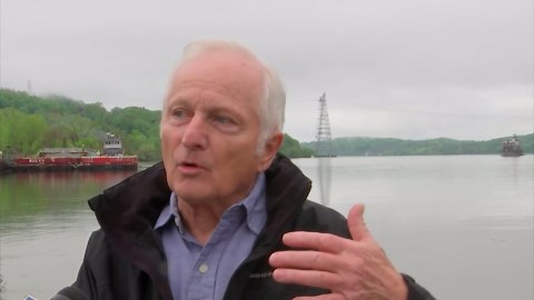 Divers inspecting Hudson-Athens Lighthouse after boat crash