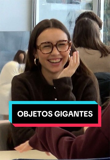 Cámara oculta objetos gigantes en cafetería y biblioteca
