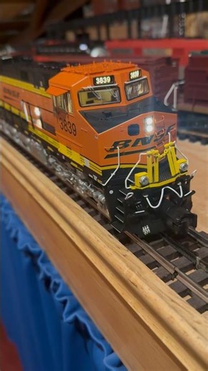 Lionel Legacy BNSF ET44 3839 in the house