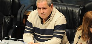 Alcalde del MPP del Municipio A renuncia ante denuncia de acoso de una secretaria