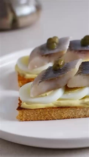 מתכון לכריך הרינג עם ביצה וצלפים