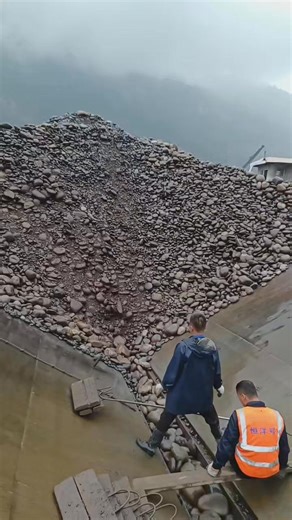 The process of self-unloading ship unloading pebbles #sandstone#self-unloading ship #canal #unloading #crew #loading and unloading ship #ore #pebbles | Unloading Sailors