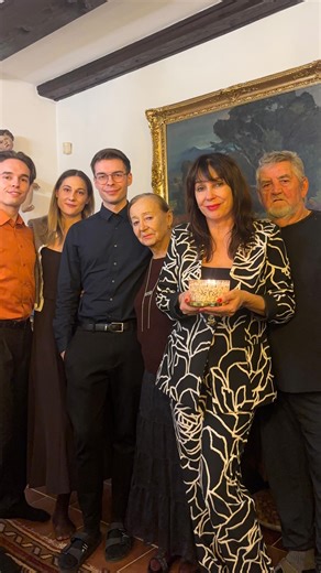 Nela Boudova on Instagram: "Toto video je plné barev, hudby a úsměvů tohoto roku. To, co je vidět, je jen jedna vrstva. Tento rok mi přinesl mnoho tvarů. Některé byly letos velmi těžké. Přišly a odešly. Byly chvíle, kterým nebylo možné porozumět. Nepřišlo vysvětlení, nepřišla logika. Přišla jen skutečnost, taková, jaká je. Učila jsem se ji neodmítat i když to bolelo. Nehledat viníka ani smysl. Jen zůstat přítomná u toho, co je. Když přichází bolest, je tu bolest. Když přichází ticho, je tu ticho