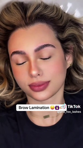 Laminimi i vetulles si nje ndryshim qe syri tju duket me e terhequr dhe vetulla te duket me e drejte