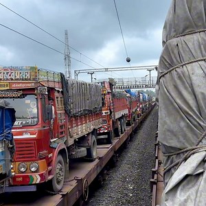 721K views · 15K reactions | RORO Train | ലോറി ട്രെയിനിൽ കയറ്റി മുംബൈയിലോട്ട് maharashtra roro train trip #truck #vlog #trucklife #roro #train #rorotrain #surathukal #maharashtra #karanadaka #kerala #aneeshibuddy #trucktransport | Aneesh IBuddy | Facebook
