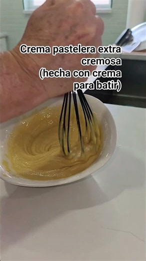 Crema pastelera, hecha con crema para batir.
