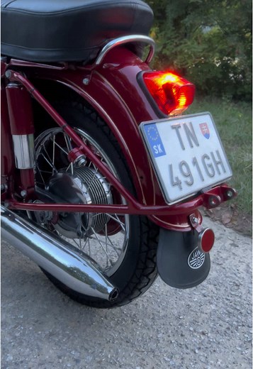 Jawa 250 #jawa #jawa250 #2stroke #2strokelover #motorcycle #motorbike #motor #motorrad #motorista #moped #veteran #oldtimer #jawamotorcycles #vlog #vlogger #following #vintage #hobby #hystory #reels #csechoslovakia #bike