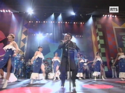 ⚽ En décembre 1993 lors d’un show à l’américaine à Las Vegas orchestré par Sepp Blatter, le tirage au sort place la Suisse dans le groupe des USA, de la Roumanie et la Colombie pour la Coupe du monde de football 1994. La Nati renouera donc avec un tour final, après 28 ans d’absence, lors du match d’ouverture face au pays hôte. 👉 Les archives de la RTS | RTS Sport