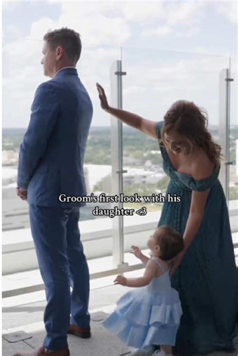 Before seeing his bride, he saw his baby girl#wedding #firstlook #sweet #love #groom #firstlook #family #girls #happy