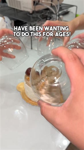 Best way of eating a cake! #cake #lifehacks #hacks #kitchenhacks #eatingcake #cuttingcake #cakecutting | adrianwidjy