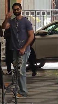 Shahid Kapoor using wired earphones not wireless #shorts