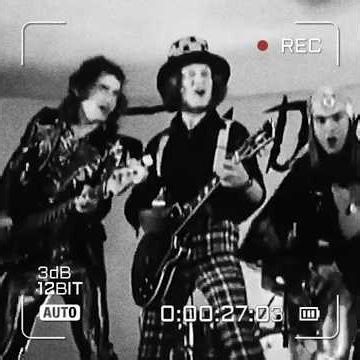 Cum on Feel the Noize | Slade | Writers: Noddy Holder (vocals) and Jim Lea (bass) | Album: Sladest