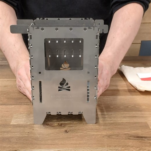 US Eagle Army Shop on Instagram: "Bushcraft Essentials Bushbox XL - Risukeitin Bushbox XL monitoimipoltin on erittäin helppokäyttöinen, tehokas ja kasaukseen menevä aika on vain muutamia sekunteja (kts. video). Sitä kutsutaan myös nimellä Hobo stove, Firebox ja risukeitin. Bushbox XL soveltuu keittämiseen, kuumentamiseen ja grillaamiseen. Polttoaineeksi soveltuvat puu, risut, kävyt ja kaikki muu orgaaninen aines. Yhteensopiva Trangian polttimen ja Esbit / FireDragon polttoine palojen kanssa. Kas