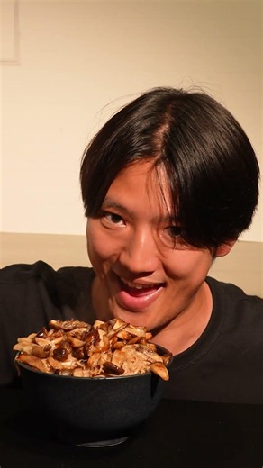Mushrooms from the right, mushrooms from the left. A rice bowl for mushroom lovers.
