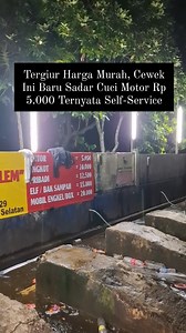 Sebuah kejadian unik dan lucu viral di media sosial setelah seorang perempuan membagikan pengalamannya saat mencuci motor. Awalnya, ia tergiur dengan tarif cuci motor yang sangat murah, hanya Rp 5.000. Namun, siapa sangka, ternyata ada "kejutan" di balik harga miring tersebut. Dalam video yang beredar, perempuan tersebut terlihat datang ke tempat cuci motor bertuliskan "Cuci Motor Rp 5.000". Tanpa berpikir panjang, ia langsung masuk memarkirkan motornya. Namun, alih-alih dicucikan oleh petugas, 