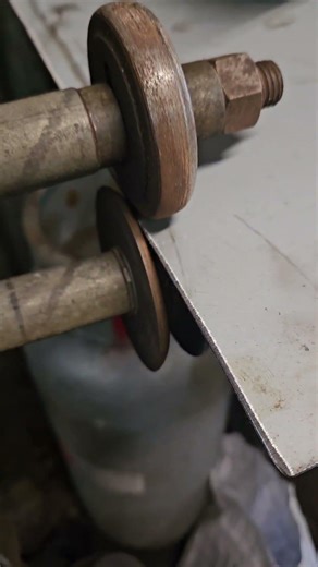 Rolling a bead with the home made bead roller #beadroller #sheetmetal