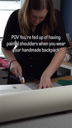 Let me show you how to make your handmade backpack comfortable to wear! By using this method in the video and adding foam stabiliser to your bag straps your bag will be stronger and more comfortable to wear, meaning you’ll be able fit more in it without worrying about sore shoulders 👌🏽 There’s just a week left to get the pattern for this bag- the Passenger backpack from @bagofthemonthclub So if you like the look of this bag that can hold A LOT with comfortable straps, head over there and check