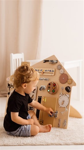 BUSY BOARD 🏠 Faites découvrir à vos enfants le plaisir d’apprendre en jouant avec notre tableau d’activité Montessori en forme de maison. Ludique, sensoriel et pensé pour développer autonomie et coordination, il transforme chaque espace en un petit coin d’exploration et devient une idée cadeau idéale pour Noël. __________________ A playful, house-shaped Montessori activity board that boosts children’s autonomy and motor skills while offering a fun sensory experience — a perfect Christmas gift f