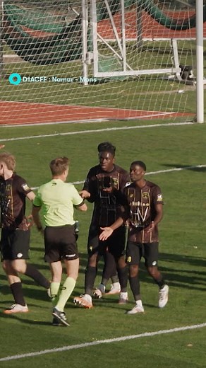 Simulation ? Ou ça ? 🦮🧑‍🦯 🟡⚫ l'Union Namur s'est inclinée 0-4 face aux ogres montois ce week-end. 🐉🔴⚪ Le premier but qui a lancé les Dragons dans la rencontre fait cependant débat. Céderick Vandaele a parfaitement dupé le corps arbitral sur ce pénalty imaginaire. 🤡🤡 Que pensez-vous de cette décision de l'arbitre ? Et de la simulation du joueur ? On lui souhaite en tout cas un bon rétablissement 😆🚑 #Neymar | Boukè sport