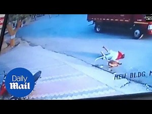 Menacing monkeys attack residents in an Indian village - Daily Mail