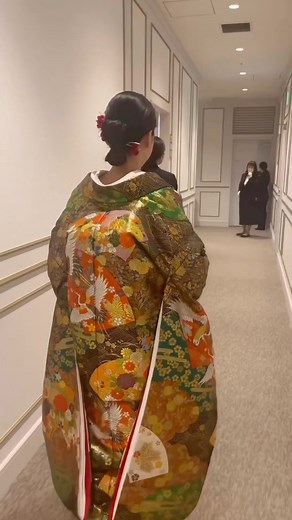 式場に向かう和装花嫁さまが美しすぎる…💭 video by... @alpha_bride_wedding #プラコレ #dressy花嫁 #韓国ドレス #wedding #dîlan #결혼식 #ドレス迷子 #和装 #和装花嫁 #色打掛 #白無垢 | DRESSY（ドレシー）by プラコレ 憧れのウェディングドレスを花嫁さまに