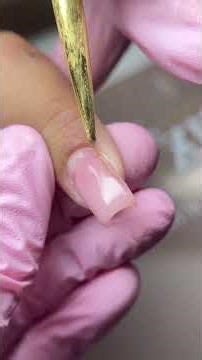 Mới đắp builder gel xong, chưa dũa mà phần tip đã lộ như thế này thì phải làm sao?