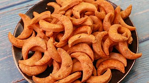 192K views · 99 reactions | Crispy Half Moon Bites | Atta Snacks | Instant Tea Evening Snacks | Toasted | Facebook