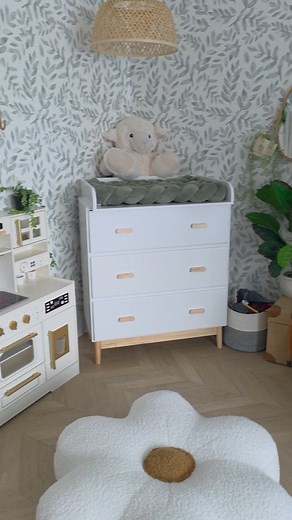 Je suis tellement fan de cette nouvelle tapisserie ! 😍 J'ai fais un mixe avec du olive et ce beau motif luara, et je trouve que ça fait trop bien ensemble 👌 Mes reste à installer la tapisserie de droite, un thème plus fleuri, qui concorde avec le premier feuillage. #tapisserie #tressedelit #tourdelittressé #tourdelit #tapistressé #matelastressé #cieldelit #voiledelit #litausol #montessori #litcabane #chambredenfant #vert #tapisalanger #meublealanger #tablealanger #eucalyptus #parruredelit #dra