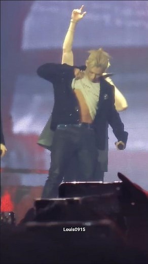 Felix abs reveal during Bounce Back 😳🔥 (Stray Kids Fanmeeting)