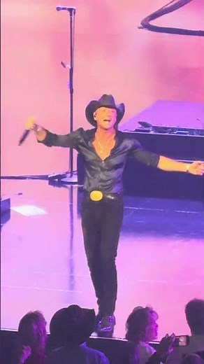 TIM MCRAW I LIKE IT I LOVE IT!!! #lasvegas #timmcgraw #concert #livemusic #country
