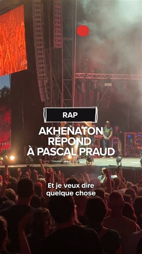 "Je préfère la main tendue aux bras tendus." La réponse cinglante du rappeur Akhenaton (IAM) à Pascal Praud sur la scène du festival Pause Guitare à Albi suite aux critiques du présentateur sur son engagement contre le RN. | La Dépêche du Midi