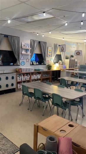 CrafTay Corner on Instagram: "Things in my classroom that itch the OCD part of my brain 🥰😌👩🏼‍🏫🖍️📚📂 #teacherlife #classroomorganization #classroomsetup #teachersbelike #elementaryteacher"