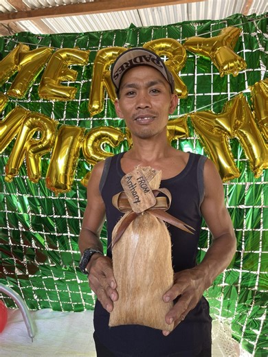Coconut tapper amazes netizens by using 'ginit' as Christmas wrapper