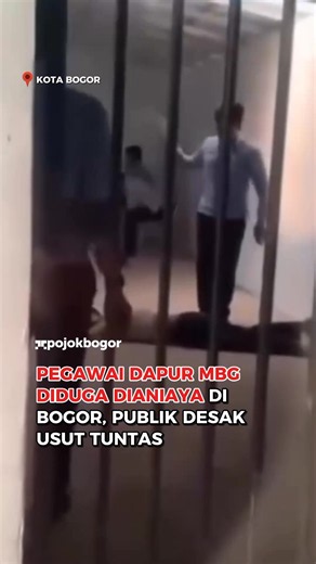 Video dugaan penganiayaan terhadap seorang pegawai dapur Makan Bergizi Gratis (MBG) di Kota Bogor menjadi sorotan publik. Peristiwa yang disebut terjadi pada Kamis (15/10/2026) itu berlangsung di Kantor Pelayanan Pemenuhan Gizi (KPPG) Bogor, Jalan Destarata IV, Kelurahan Tegal Gundil. Dalam rekaman yang beredar, korban terlihat terduduk dan merintih kesakitan saat punggungnya berulang kali dipukul menggunakan benda menyerupai sabuk. Kepala KPPG Bogor, Haidir, menyebut dua pria yang diduga terlib
