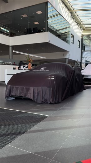 New in stock. 911 GT3 in Paint to Sample Rivierablue. Geconfigureerd met: * Liftsysteem vooras * Sport Chrono met GT klok * Wielen Zilver gespoten en PCCB * Lichtgewicht kuipstoelen * Extended matt carbon pakket * Club Sport Pakket * Getinte Matrix Led Koplampen inclusief PDLS plus * Bose Surround Sound System. Nu beschikbaar bij Porsche Centrum Maastricht. Voor meer informatie neem contact met ons op via 31(0)438000911 of bezoek onze showroom. #Porsche #Porsche911 #Porsche911GT3 #GT3 | Porsche 