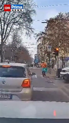 Jeden člověk v pátek odpoledne zemřel a dvě desítky dalších utrpěly zranění poté, co v italském Miláně vykolejila tramvaj, informují místní média. Zatím není jasné, co bylo příčinou nehody tramvaje ve městě, které v současné době hostí Týden módy a kde minulý týden skončily zimní olympijské hry. | CNN Prima NEWS