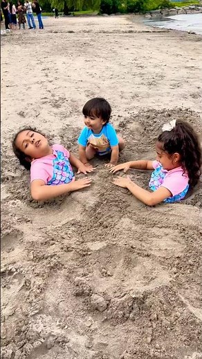 بيبي آدم دفن البنات تحت الرمال😱😱😭