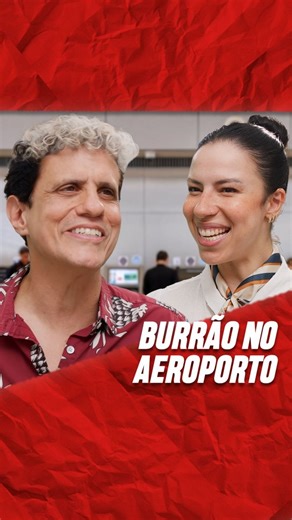 Embrulha Pra Viagem on Instagram: "Burrão no Aeroporto "E você, já se sentiu sozinho e desamparado em frente a uma máquina de autoatendimento? E se isso acontecer num aeroporto, minutos antes do seu voo, como resolver? 'Burrão no Aeroporto' vem para nos mostrar que hoje, seja num banco, supermercado, praça de alimentação ou aeroporto, ao adquirir um produto, fazemos o trabalho dos atendentes, empacotadores e caixas, porém o valor do produto continua o mesmo ou até maior. A pergunta é: diante de