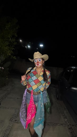 Ane Guzmán | La Rancherik on Instagram: "Idea de disfraz vaquero para halloweeen 🤠👻🎃 . . . #halloween #vaquera #disfraz #halloweencostume #disfrazhalloween #payasoderodeo #rodeoclown #rodeo #vaquero #vaqueros #larancherik #vaquerastyle #westernfashionista"