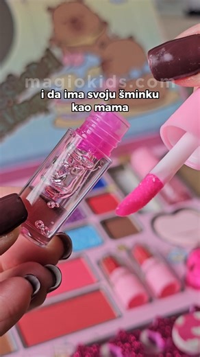 🌈 Magični setovi za šminkanje za decu ✨ Naši preslatki setovi za šminkanje za decu sa Stičem i Kapibarom unose boju, zabavu i kreativnost u svaki dan. 💖 Potpuno bezbedni i nežni prema koži — savršeni za male ljubitelje šminke koji žele da se osećaju posebno dok se igraju! Zašto ih deca (i roditelji) vole: 🧴 Bezbedni i netoksični – posebno napravljeni za osetljivu dečju kožu 🌸 Lako se peru – brzo se čisti samo vodom 🎨 Puni boja – blistave senke za oči, sjajevi za usne i rumenila za beskrajn