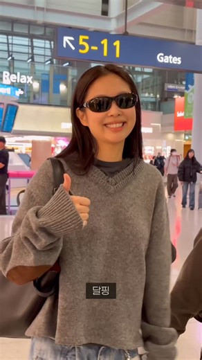 jennieeffect on Instagram: "@jennierubyjane got shy and did a little pout 🤫 she is so funny I can’t deal with this 😭"