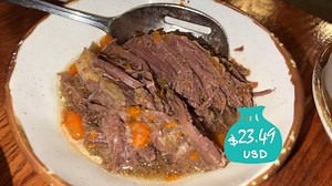 If you're visiting Dollywood and looking for a delicious and filling meal, head to the southern comfort food buffet. #dollywood #buffet | Strictly Dumpling