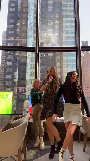 Name your fav city in the world 🌆😍❤️ #city #sisters #firsttry #goodvibes #wedidnotpractice #happy #bigcitys #favcity