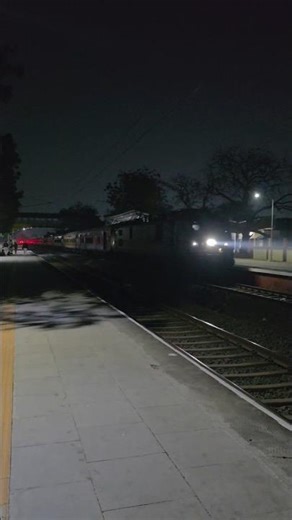 ☠️HARDLY DELAYED☠️ 22451 mumbai central - chandigarh sf express crossing railway station