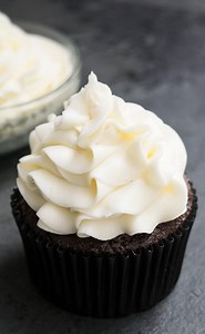 Easy Marshmallow Frosting {With Fluff}