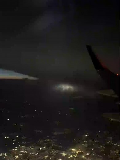Un video captado desde un avión documenta el momento exacto en que un tornado azota la Base de la Fuerza Aérea Vance, ubicada en Enid, Oklahoma. Las sorprendentes imágenes aéreas permiten observar la magnitud y fuerza del fenómeno meteorológico al impactar directamente sobre las instalaciones militares. #Latinus #InformaciónParaTi