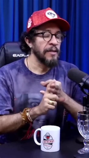 Dos aproximados 158,6 milhões de eleitores aptos a votar no Brasil. Poucos fazem um estudo detalhado sobre os candidatos. A grande maioria vota impulsionados por seu núcleo de amigos ou por acreditar em candidatos messiânicos que prometem tornar o Estado Brasileiro num paraíso celestial. No bate-papo Jean Wyllys traça um perfil dos eleitores da extrema-direita no Brasil. E você, vota de maneira consciente? Veja vídeo completo: https://youtu.be/j0J7KeplRlo?si=Ej7MrxqQoyXcbTF_ | LiberChat