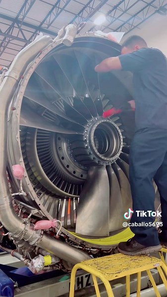 RECORD BREAKING INSTALLATION OF FAN BLADES IN 1 MINUTE 🤯🤯🤯🤯 ✈️🌎🙏💯💪🏼 #aviationlovers #toolbox #snapon #money #amazing #rate #victorious #fy #fypシ #fypage #fypdongggggggg #aviation #cfm #a320